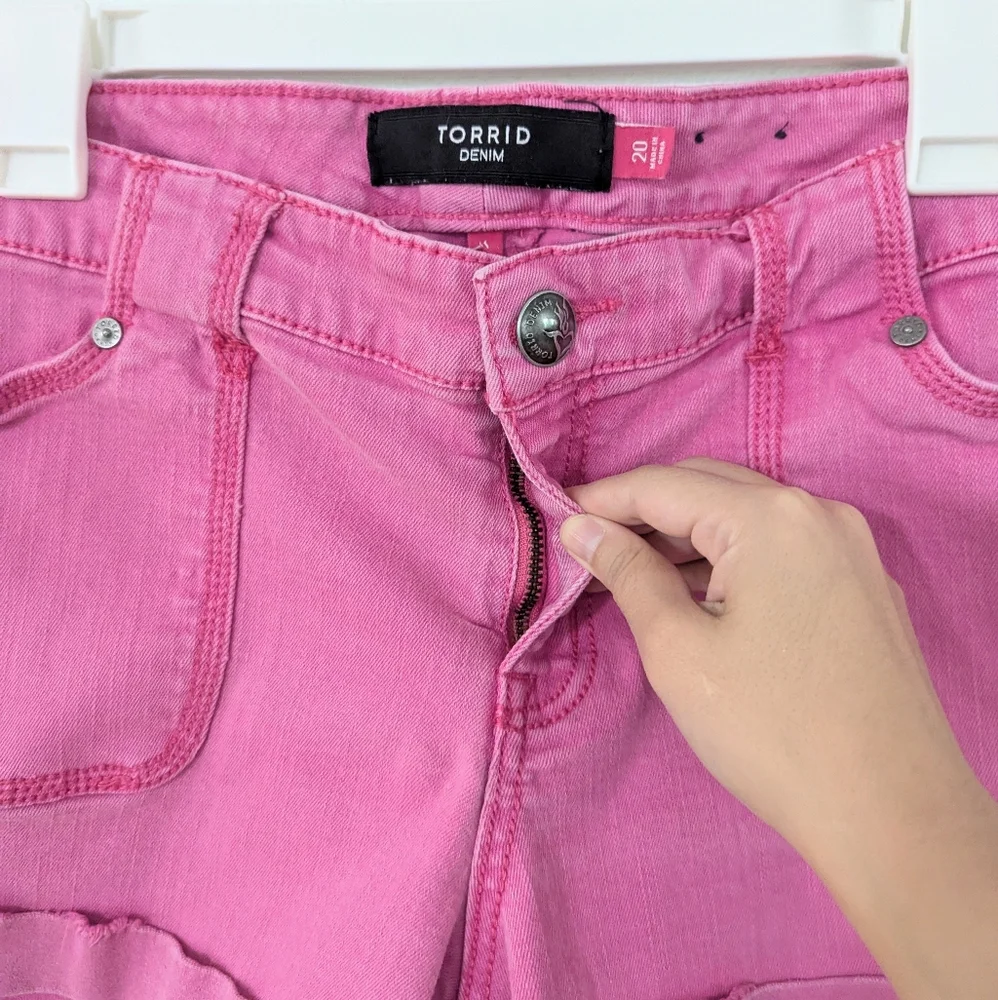 Torrid Denim Shorts Mid Rise Cuffed Hem Patch Pockets Stretch Hot Pink 20 - Picture 2 of 10